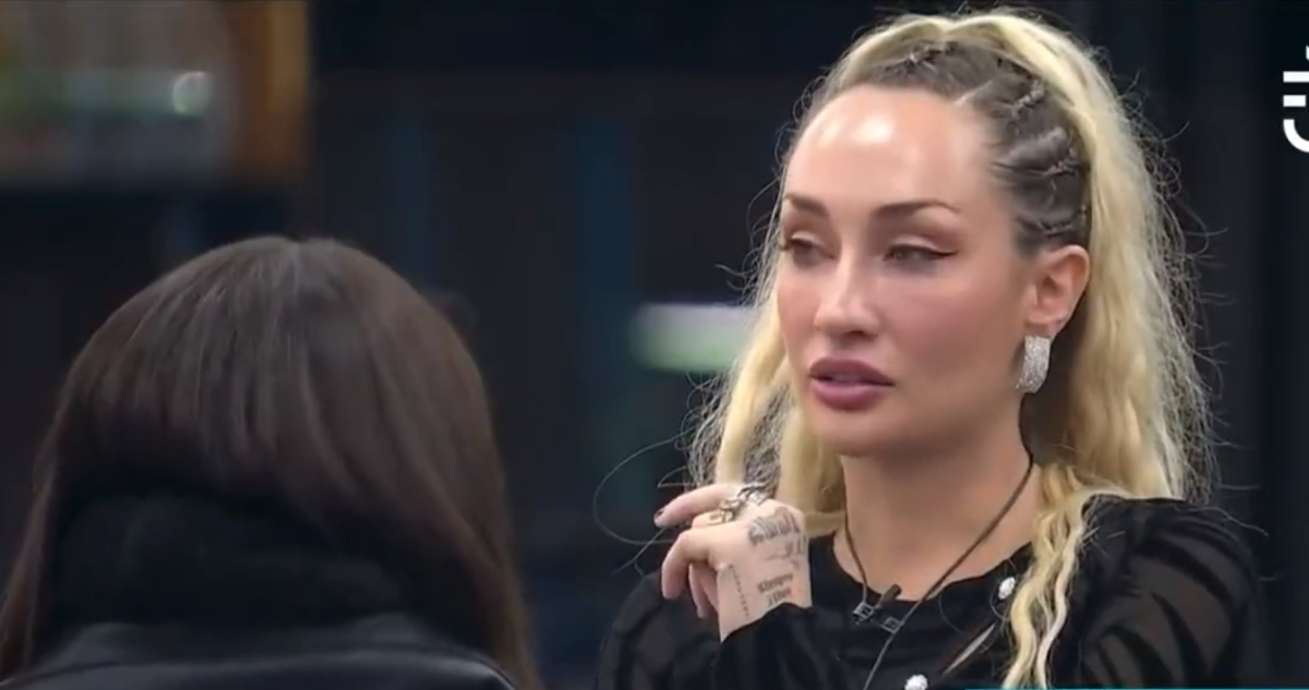 La integrante de Gran Hermano Francisca Maira habla seria con Constanza sobre la renuncia de Lucas.