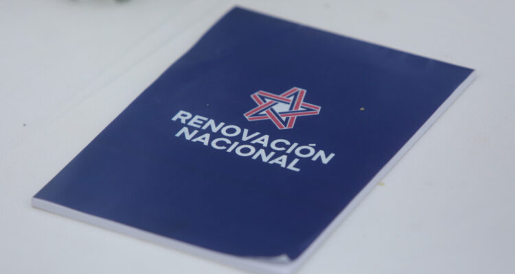 Desorden, denuncia de fraude y Carlos Larraín a tercera línea: lo que dejó la elección interna de RN