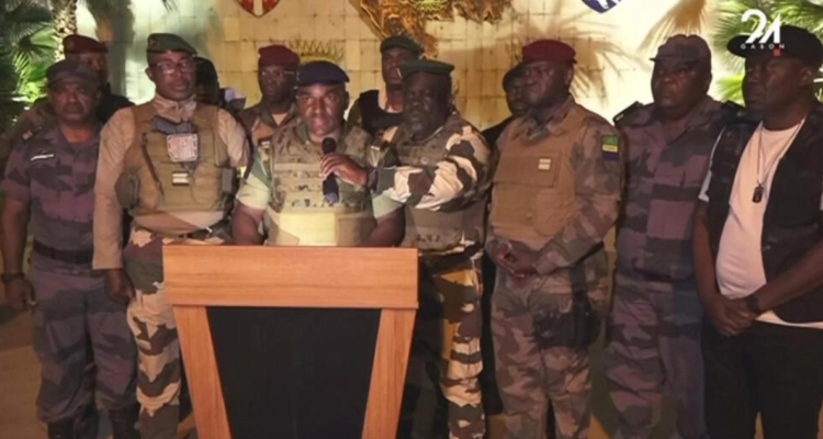 anuncio por televisión de militares de Gabón que depusieron al “régimen actual”