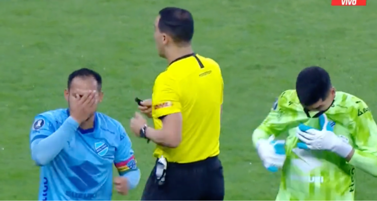 Gas lacrimógeno obliga a detener unos minutos el duelo entre Bolívar e Inter en Copa Libertadores.