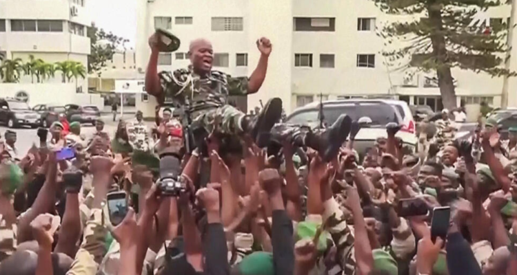 Captura de video que muestra a soldados sosteniendo al general Brice Oligui Nguema, en Libreville, Gabón