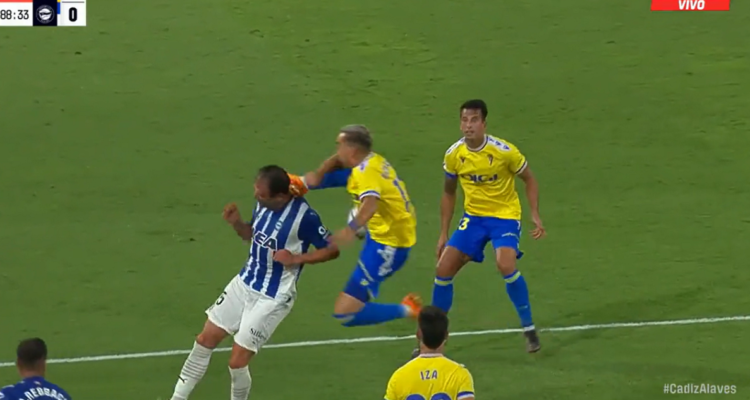 Gonzalo Escalante fue expulsado por patadón a la nuca de un rival.