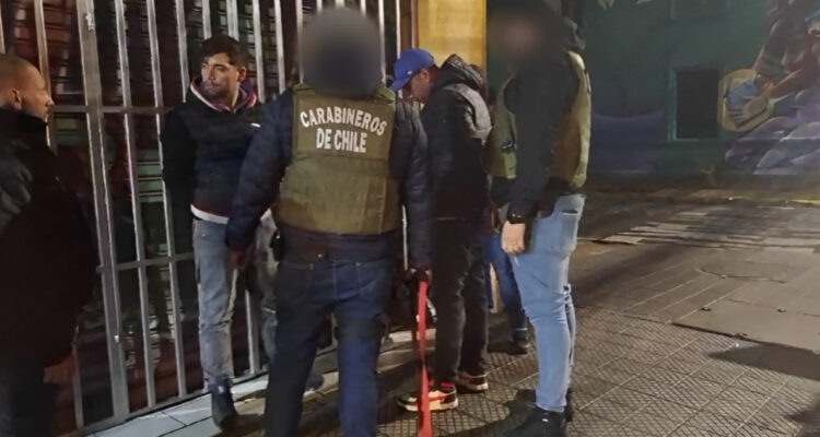 Cae banda que cometía asaltos durante las noches en el centro de Santiago