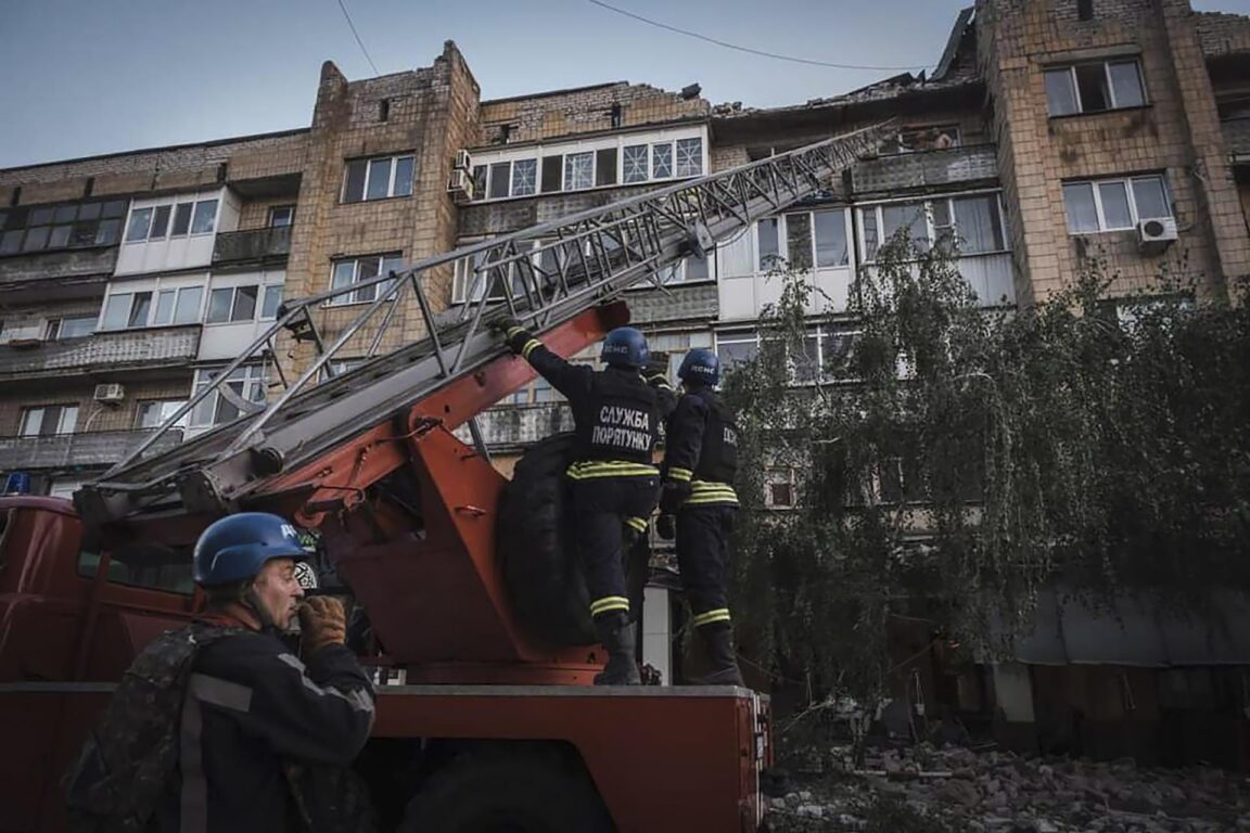 Rescatistas ucranianos trabajando luego del ataque en Pokrovsk
