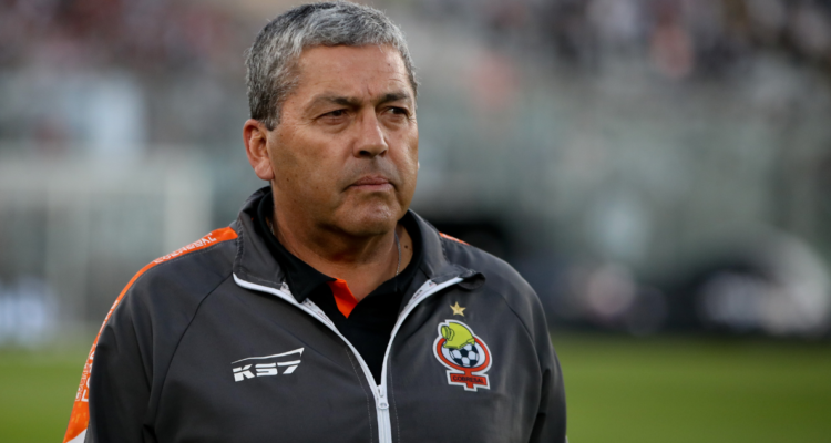 Gustavo Huerta golpea la mesa tras la dura caída de Cobresal ante Cobrelo en Copa Chile.