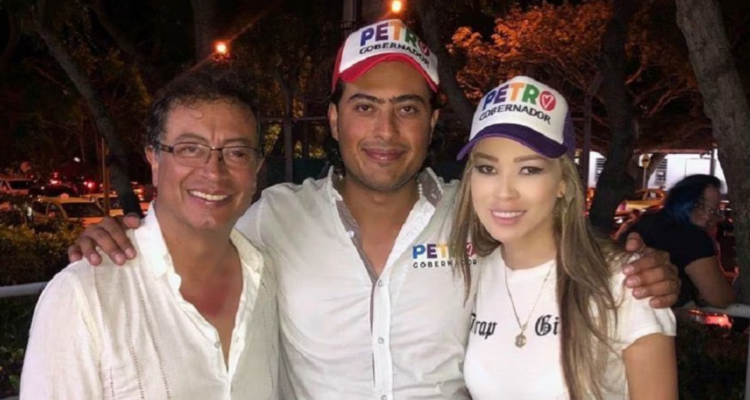 Daysuris Vásquez y Nicolás Petro, cuando eran pareja, junto a Gustavo Petro (i)