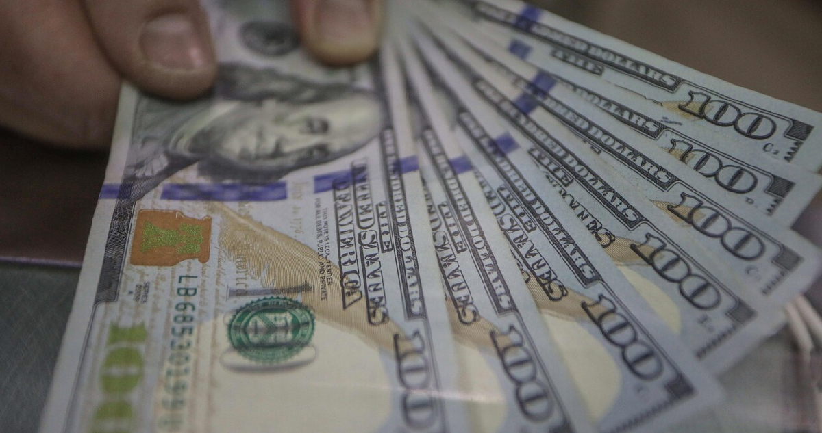 Hombre con varios billetes de 100 dólares
