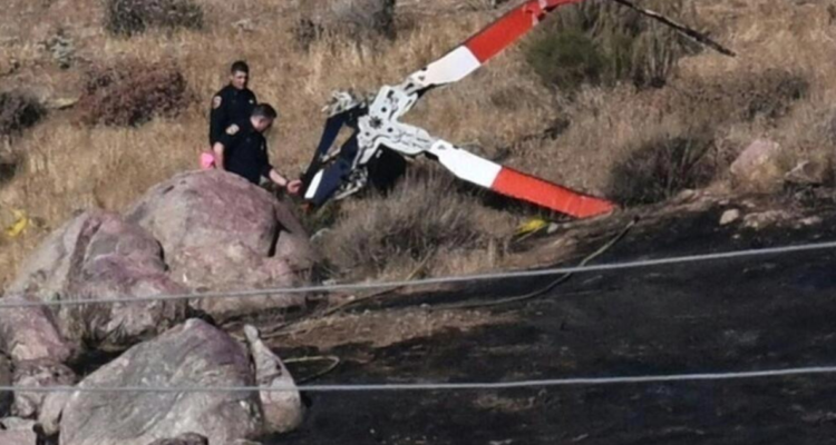 Investigadores revisan parte del helicóptero que se estrelló