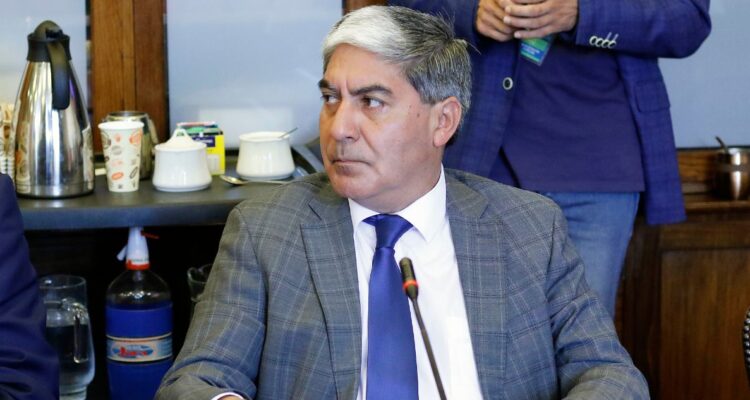 Leal (UDI) se distancia de dichos de Naveillan y descarta necesidad de legislar sobre negacionismo