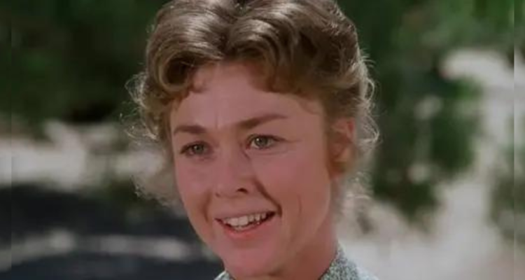 Hersha Parady como la profesora Alice Garvey