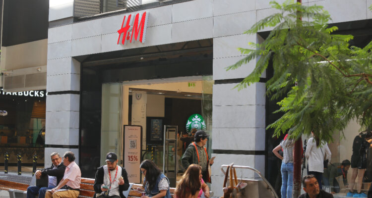 Sernac emite alerta de seguridad por pulsera que vende H&M en Chile que contiene alto nivel de plomo
