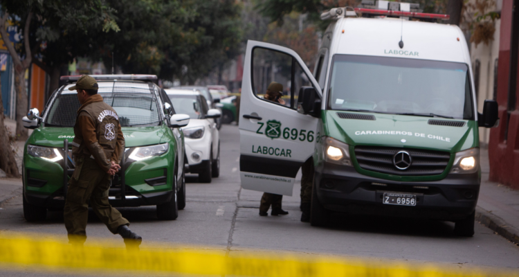 Hombre muere acribillado en Renca: durante operativo Carabineros encontró armas en sede vecinal