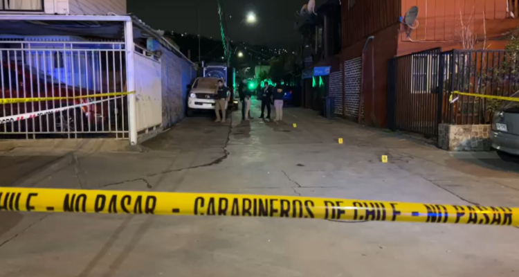 Persona muere apuñalada en plena vía pública en Las Condes