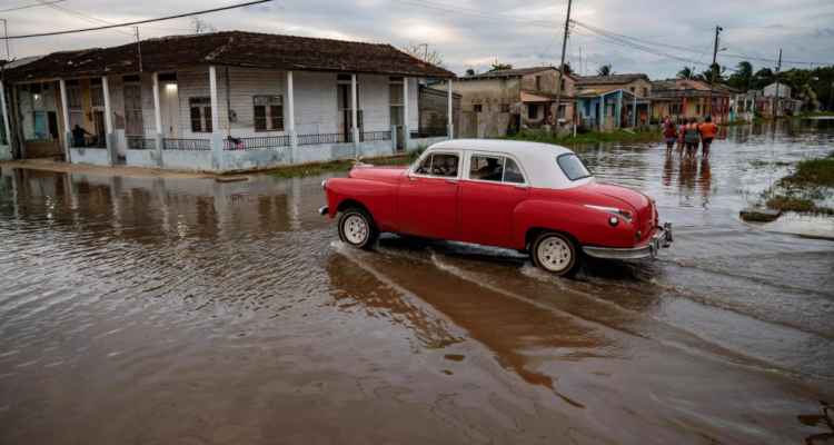 Calles inundadas en el municipio de Batabano, en la provincia cubana de Mayabeque
