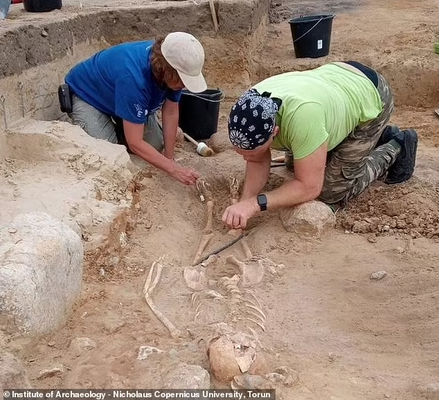 Arqueólogos encontraron el entierro de un "niño vampiro" en un antiguo cementerio para "marginados"