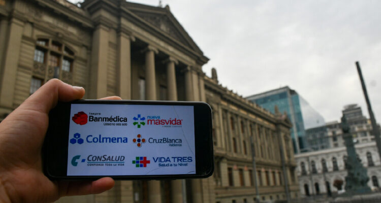 Fotografias de contexto Isapres en frontis del Tribunal de Justicia.