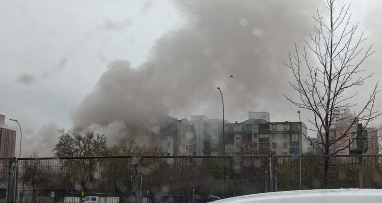 Incendio afecta a cité en el centro de Santiago: bomberos trabajan en el lugar