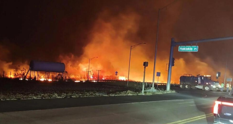 Las llamas de un incendio forestal en Hawái avivado por vientos huracanados