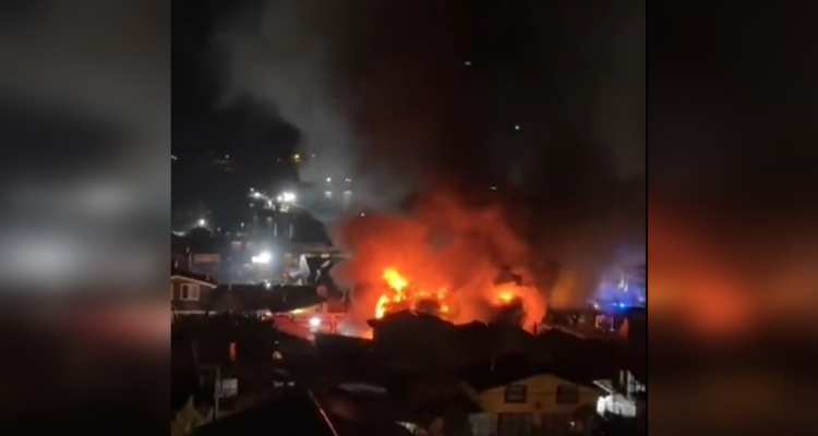 Dos muertos y un lesionado deja incendio que consumió dos viviendas en Quellón