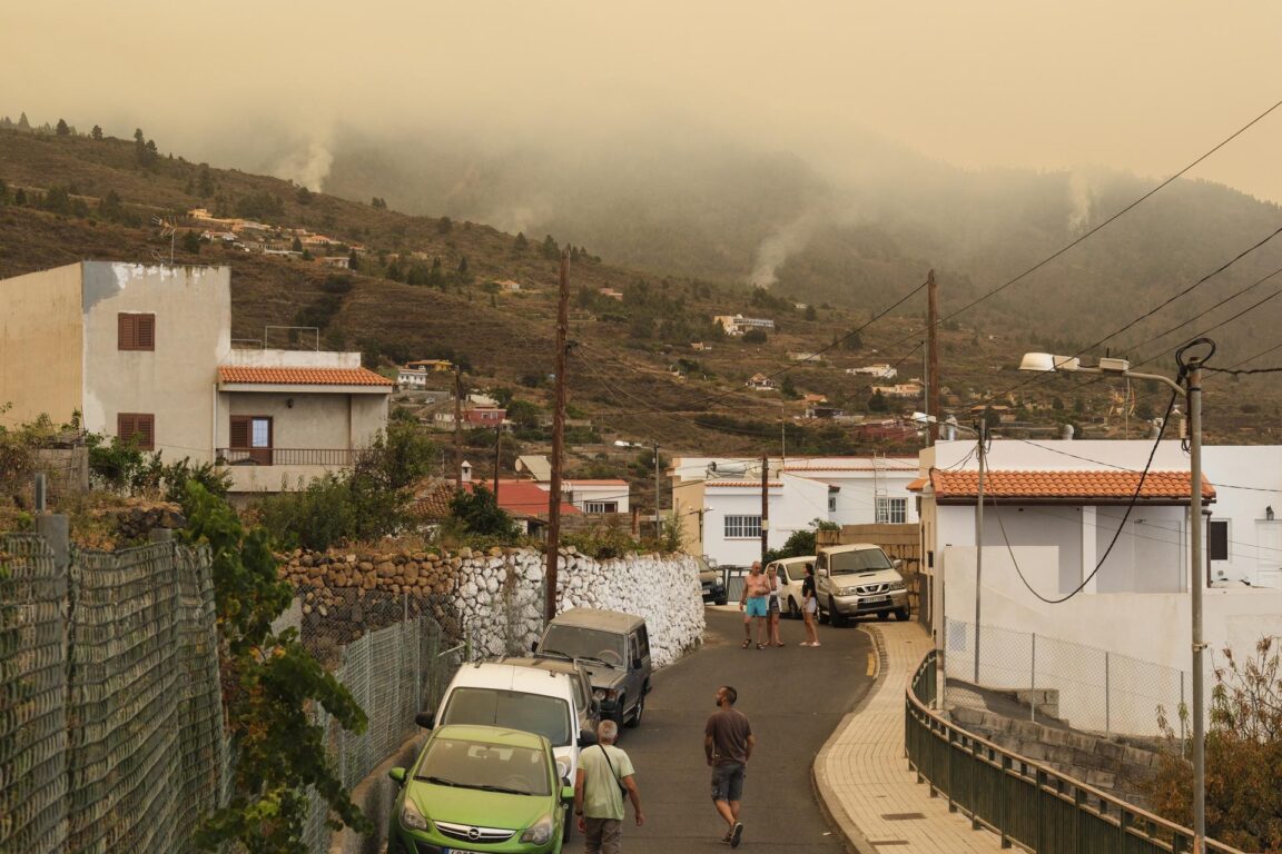 Un grupo de vecinos del municipio de Arafo observa el incendio forestal que afecta a la isla de Tenerife