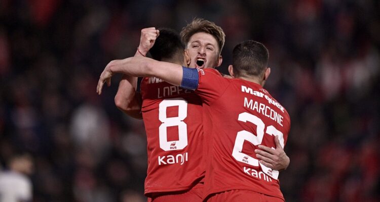 Independiente superó con sufrimiento a Velez en Argentina: Mauricio Isla titular y figura