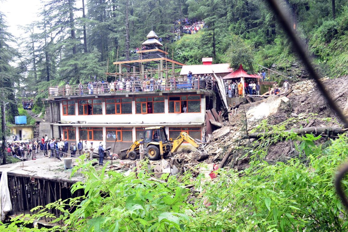 Un templo se derrumbó debido a un deslizamiento de tierra cerca de Shimla, norte de India | EFE
