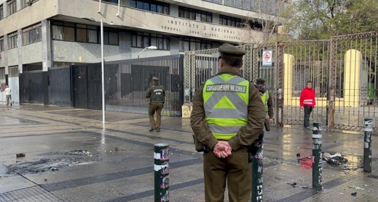Encapuchados lanzan molotovs y protagonizan incidentes en el Instituto Nacional