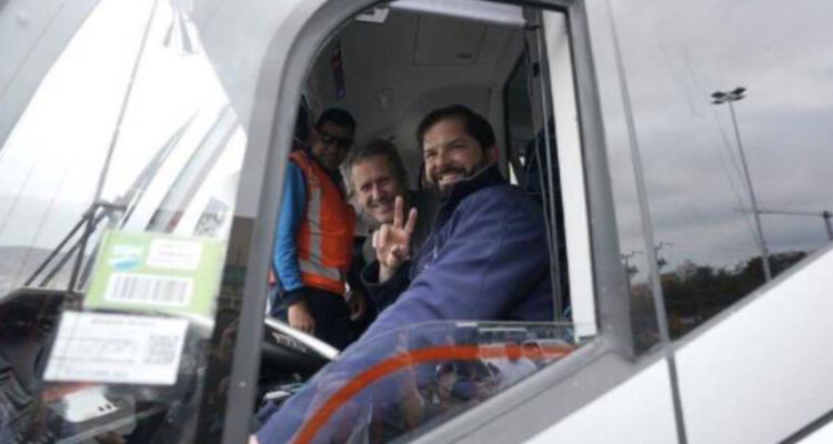 Interponen denuncia contra presidente Boric por conducir un bus eléctrico sin licencia