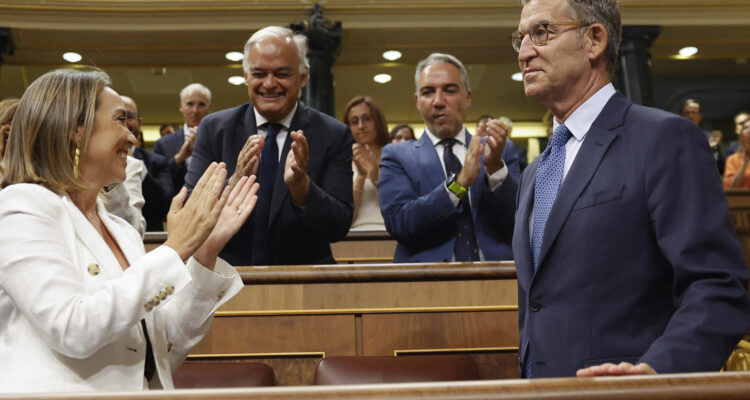 Diputados del PP aplauden a Feijóo en el Congreso de los Diputados