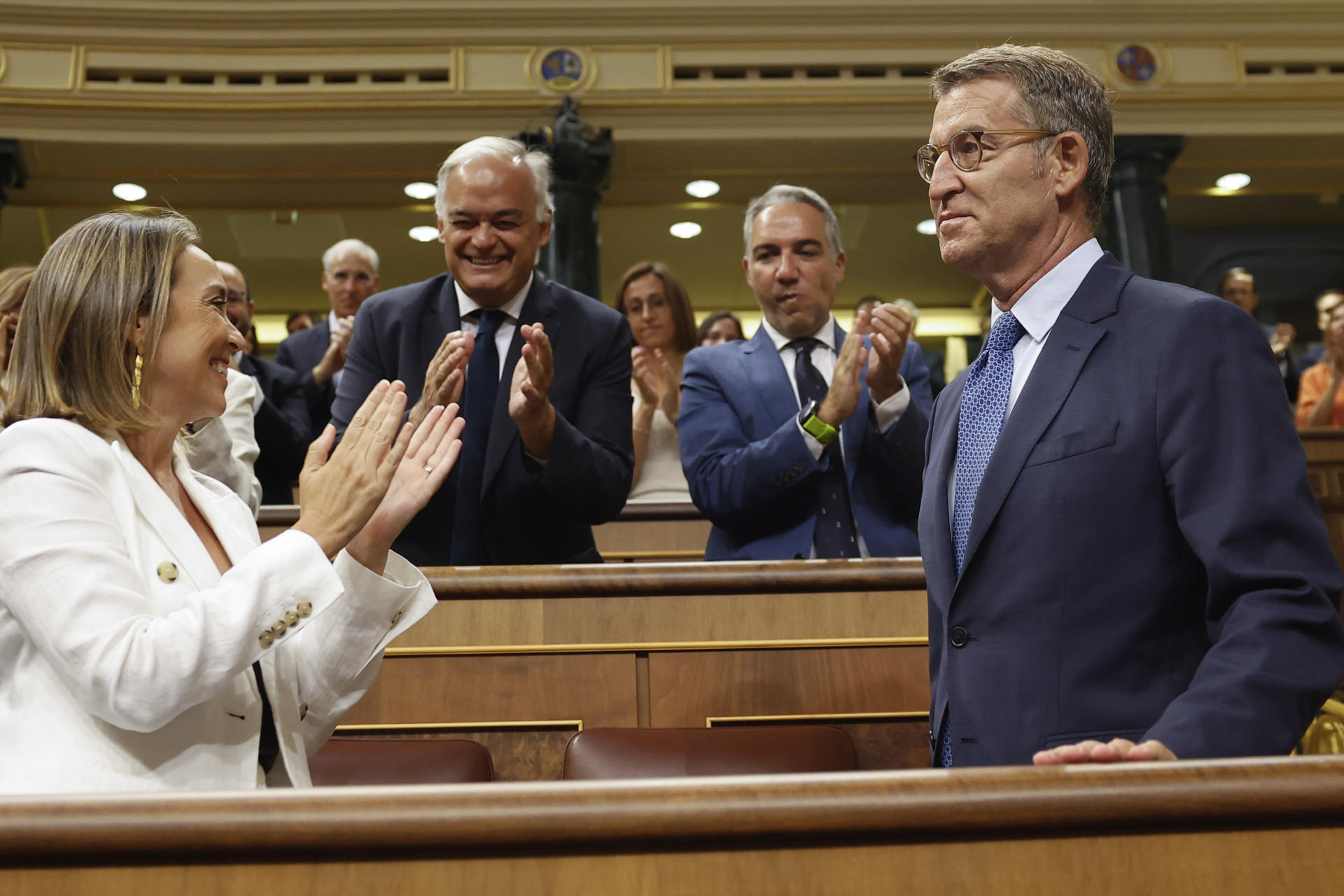 Diputados del PP aplauden a Feijóo en el Congreso de los Diputados