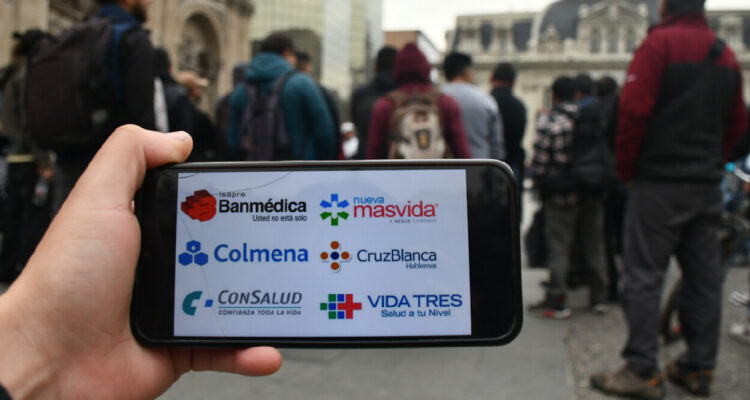 Un celular mostrando los logos de diversas isapres