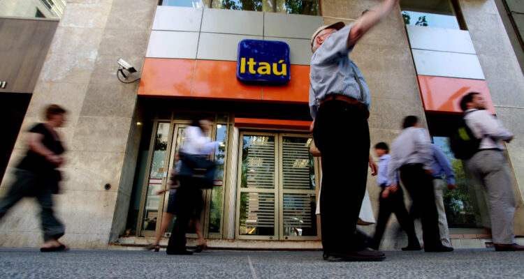 Banco Itaú deberá devolver dinero de una deuda prescrita y que descontó de la cuenta de un cliente