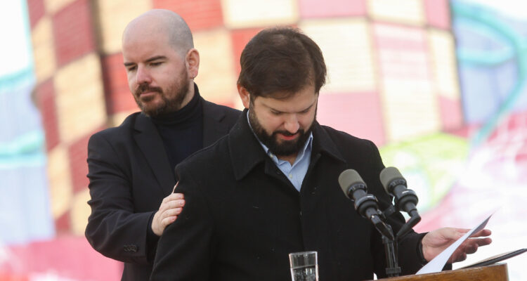 Jackson elude presiones, afirma que no renunciará y que Boric es quien decide continuidad de ministros