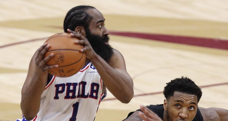 James Harden atacó en duros términos al presidente de los 76ers.
