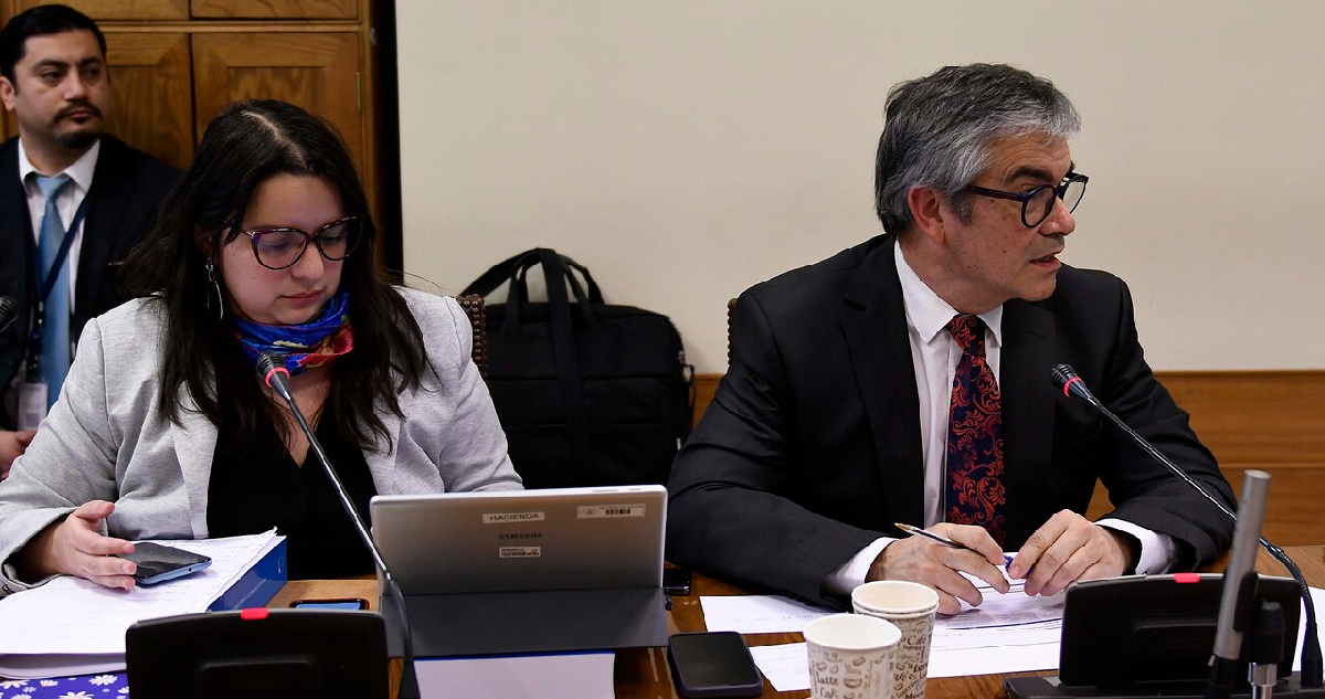 Directora de Presupuestos, Javiera Martínez, y ministro de Hacienda, Mario Marcel, en la Comisión de Hacienda del Senado