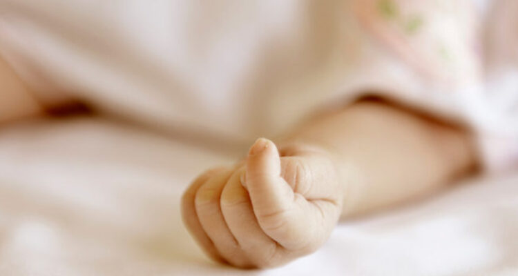 Corte de Santiago autoriza vacunación de lactante ante negación de sus papás: ponen en riesgo su salud