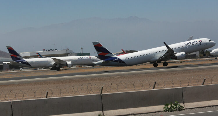 Dos aviones de Latam