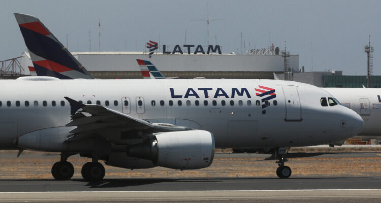 aviones LATAM en el aeropuerto internacional Arturo Merino Benítez de Santiago