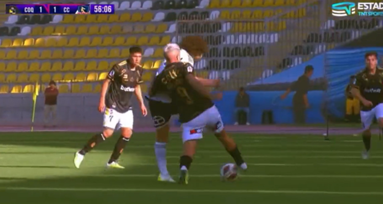 ‘Peluca’ Falcón se lesionó solo y simuló falta ante Coquimbo Unido.