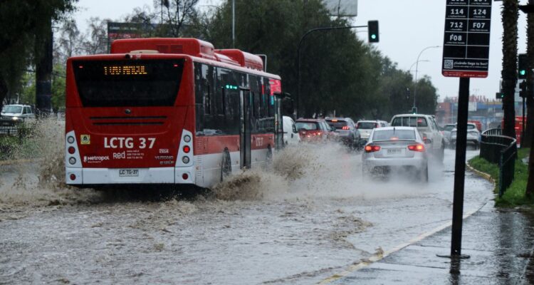 Hasta cuándo habrá lluvias en Santiago y cuánto lloverá por el río atmosférico y sistema frontal según el pronóstico del tiempo.