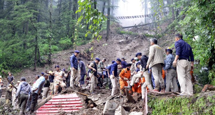 Un templo se derrumbó debido a un deslizamiento de tierra cerca de Shimla, norte de India