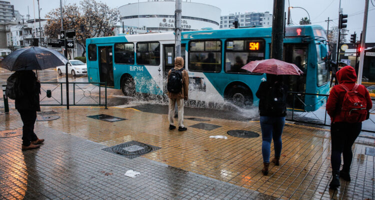 Intensas lluvias generan anegamientos y órdenes de evacuación en la región Metropolitana