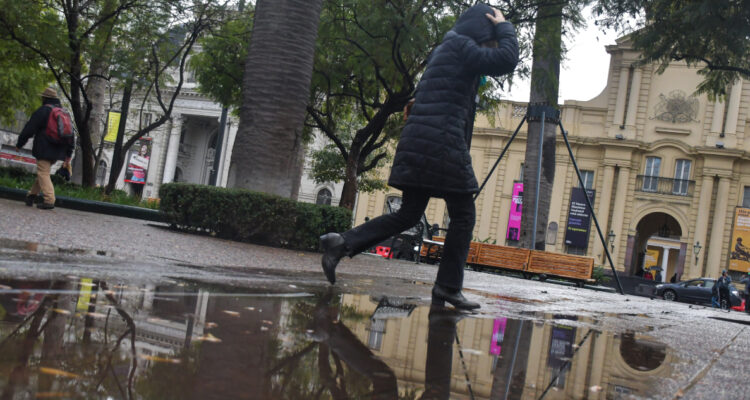 Decretan alarma meteorológica en la RM por sistema frontal que dejaría hasta 90 mm este sábado