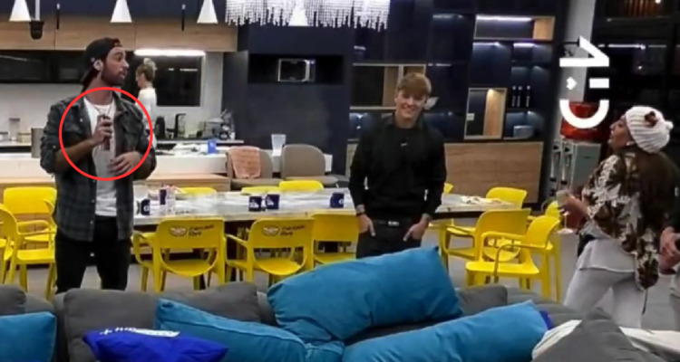 Lucas Crespo utiliza desodorante en pelea con Pincoya