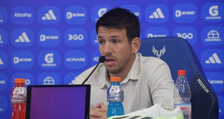 Manuel Moya durante la presentación de Vicente Fernández.