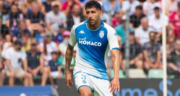 Guillermo Maripán es seguido de cerca por un emblemático elenco mexicano.