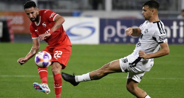 Mauricio Isla se llenó de elogios tras su debut en Independiente de Avellaneda