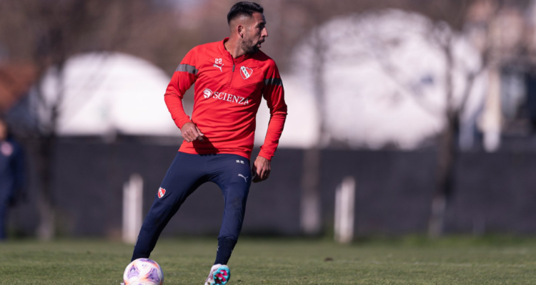 Mauricio Isla es elogiado por el DT de Independiente.