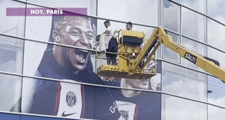 PSG quita la gigantografía y camisetas de Mbappé del Parque de los Príncipes.