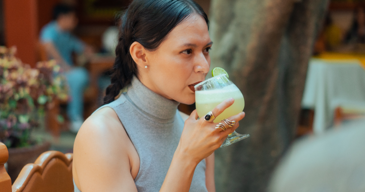 Experta advierte que beber alcohol durante la menopausia aumenta el riesgo de enfermedades graves